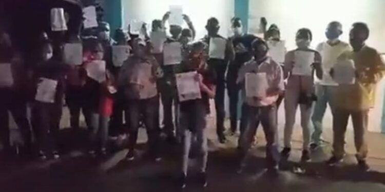 Miembros de mesa de la escuela Progreso, ubicada en el sector Los Haticos de Maracaibo. Foto captura de video.