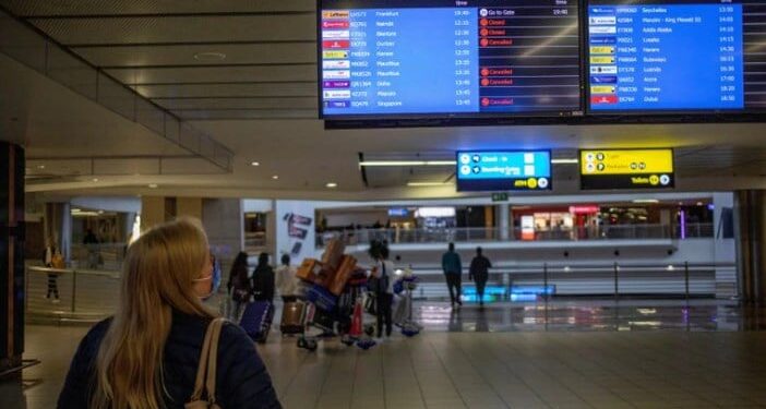 Numerosos países, incluido el Reino Unido, Estados Unidos y las naciones de la Unión Europea, anunciaron rápidamente drásticas restricciones de viaje para los países del sur de África (EFE)