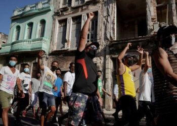 Manifestantes gritan consignas contra el régimen durante una manifestación en La Habana, Cuba, el 11 de julio de 2021. (REUTERS / Alexandre Meneghin)