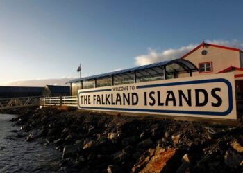 Fotografía de archivo del cartel de bienvenida a las Islas Malvinas en el muelle en Stanley (Islas Malvinas). EFE/Felipe Trueba/Archivo