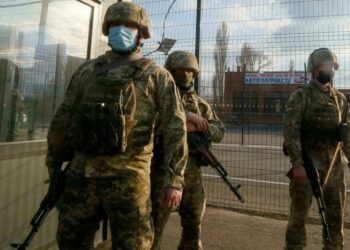Soldados ucranianos en un puesto de control en la ciudad de Shshastya, cerca de Lubansk, en abril de 2021 (Ilustración). AP - Efrem Lukatsky