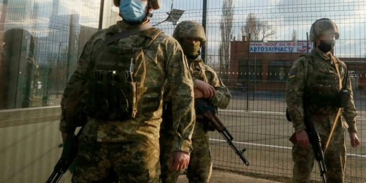 Soldados ucranianos en un puesto de control en la ciudad de Shshastya, cerca de Lubansk, en abril de 2021 (Ilustración). AP - Efrem Lukatsky