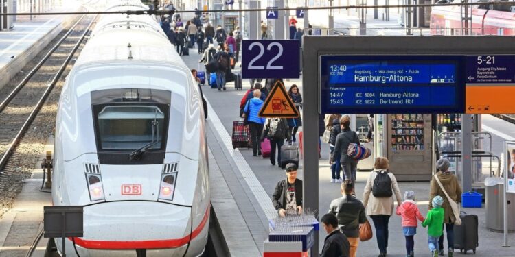 DB Station&Service: München Hbf - ankommen und abfahren -  pulsierendes Leben im Bahnhof