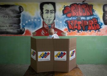 Fotografía de archivo del 21 de noviembre de 2021 que muestra a un hombre mientras ejerce su derecho al voto durante las pasadas elecciones regionales, en Caracas (Venezuela). Los candidatos a la repetición de las elecciones regionales en el estado venezolano de Barinas -cuna de Hugo Chávez-, el próximo 9 de enero, son tan variopintos como estratégicos, tanto para el oficialismo, que se niega a perder el bastión chavista, como para la oposición, que sueña con conquistar un territorio hasta hoy inexpugnable. EFE/ Rayner Peña R. ARCHIVO