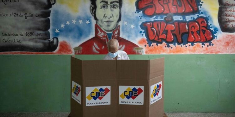 Fotografía de archivo del 21 de noviembre de 2021 que muestra a un hombre mientras ejerce su derecho al voto durante las pasadas elecciones regionales, en Caracas (Venezuela). Los candidatos a la repetición de las elecciones regionales en el estado venezolano de Barinas -cuna de Hugo Chávez-, el próximo 9 de enero, son tan variopintos como estratégicos, tanto para el oficialismo, que se niega a perder el bastión chavista, como para la oposición, que sueña con conquistar un territorio hasta hoy inexpugnable. EFE/ Rayner Peña R. ARCHIVO