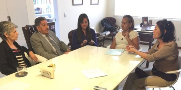 En la Foto (2017) de izquierda a derecha: Ligia Bolívar directora del Centro de DDHH de la UCAB, Dr. Héctor Faúndez Ledesma, abogado de las víctimas, Rocío San Miguel, Thais Peña y Magally Chang.