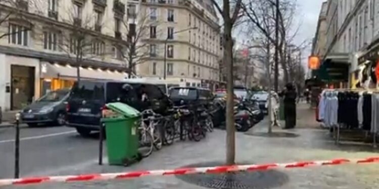 Hombre, rehenes, Paris Francia. Foto cpatura de video.