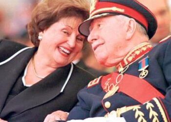 Lucía Hiriart y Augusto Pinochet. Foto de archivo.