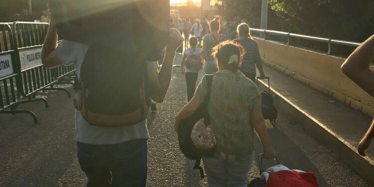 Migrantes venezolanos. Puente Internacional Frontera Colombia. Foto @dsmolansky