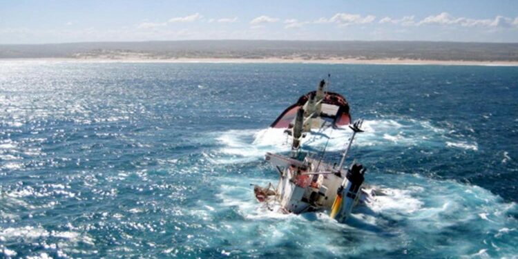 Naufragio de un barco en Madagascar. Foto agencias.