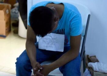 Un migrante guatemalteco de 15 años, con sus datos escritos en un papel pegado al pecho, aguardaen un puesto de la Cruz Roja de México en Tuxtla Gutiérrez, estado de Chiapas, el 10 de diciembre de 2021 ALFREDO ESTRELLA AFP