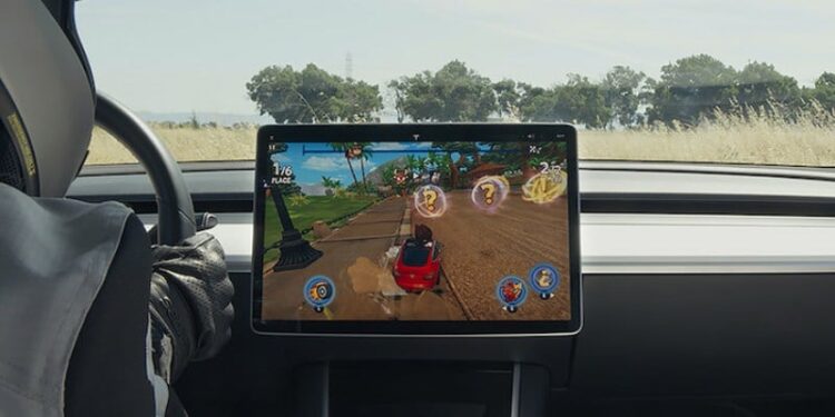 Videojuegos en los vehículos de Tesla. Foto de archivo.