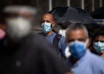 Personas hacen fila para ingresar a un centro de vacunación en Caracas, en una fotografía de archivo. EFE/Rayner Peña R