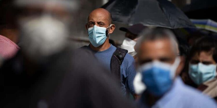 Personas hacen fila para ingresar a un centro de vacunación en Caracas, en una fotografía de archivo. EFE/Rayner Peña R