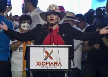Honduran presidential candidate for the Libertad y Refundacion (LIBRE) party, Xiomara Castro, delivers a speech during her campaign's closing event in Tegucigalpa, on November 21, 2021. - Hondurans will elect on November 28 a president, three vice-presidents, 298 mayors, 128 Congress deputies and 20 Central American (PARLACEN) deputies. (Photo by Luis ACOSTA / AFP)