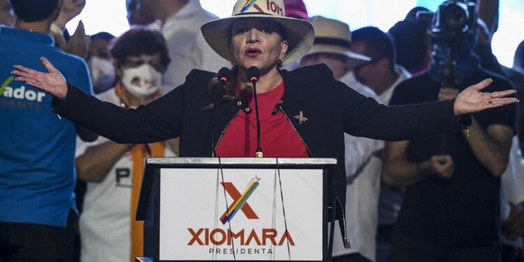 Honduran presidential candidate for the Libertad y Refundacion (LIBRE) party, Xiomara Castro, delivers a speech during her campaign's closing event in Tegucigalpa, on November 21, 2021. - Hondurans will elect on November 28 a president, three vice-presidents, 298 mayors, 128 Congress deputies and 20 Central American (PARLACEN) deputies. (Photo by Luis ACOSTA / AFP)