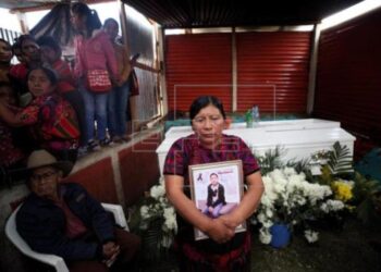Familiares y amigos del migrante guatemalteco Wilson Ramos asisten hoy a su funeral en la aldea de El Boquerón, en Joyabaj (Guatemala). EFE/Esteban Biba