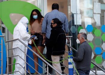 Ciudadanos acuden a una farmacia para practicarse una prueba de detección de coronavirus, el 5 de enero de 2022, en la Ciudad de México (México). EFE/ Alex Cruz
