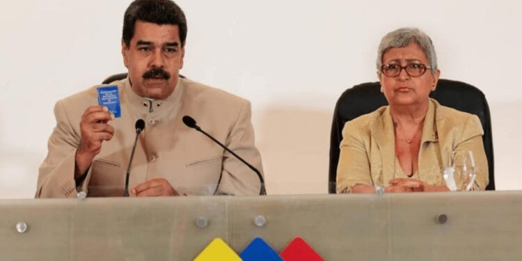 Nicolás Maduro y Tibisay Lucena. Foto agencias.