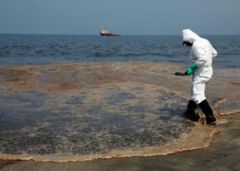 Norte del mar Perú, derrame petrolero. Foto agencias.