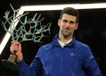 Paris (France), 07/11/2021.- Novak Djokovic of Serbia celebrates with the trophy after winning the final match against Daniil Medvedev of Russia at the Rolex Paris Masters tennis tournament in Paris, France, 07 November 2021. (Tenis, Francia, Rusia) EFE/EPA/CHRISTOPHE PETIT TESSON