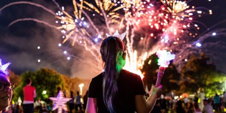 Una niña observa los fuegos artificiales durante la celebración del Año Nuevo en Melbourne, Australia. DIEGO FEDELE GETTY IMAGES