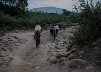 Venezolanos llevan paquetes a Venezuela a través de las llamadas “trochas” – senderos ilegales- en Cúcuta, Colombia. Foto de Yuri CORTEZ AFP