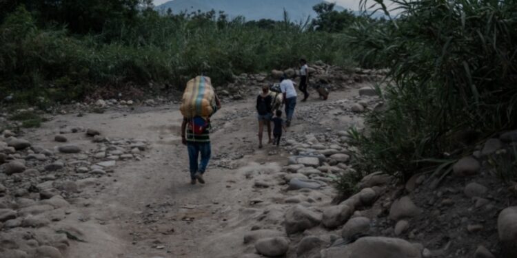 Venezolanos llevan paquetes a Venezuela a través de las llamadas “trochas” – senderos ilegales- en Cúcuta, Colombia. Foto de Yuri CORTEZ AFP