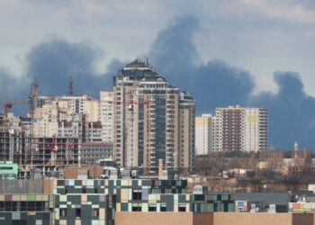 Una columna de humo se eleva entre los edificios tras unos bombardeos a las afueras de Kiev. La ciudad ha amanecido entre detonaciones y el sonido de las alarmas que advierten de posibles ataques a la población, según informa el enviado especial de EL PAÍS Luis de Vega. IRAKLI GEDENIDZE REUTERS