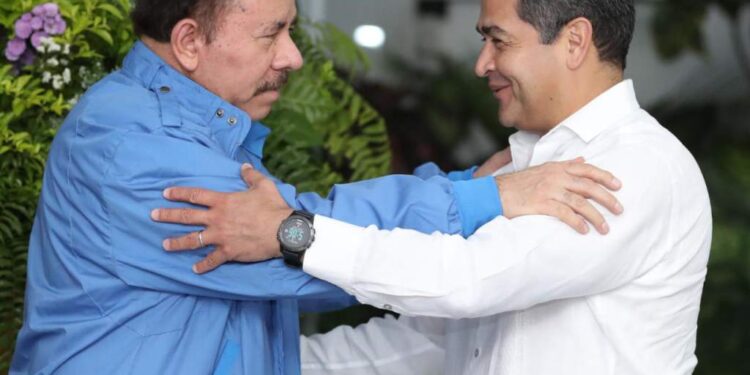 Daniel Ortega y Juan Orlando Hernández. Foto agencias.