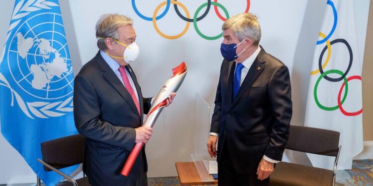 El Secretario General de la ONU, António Guterres, (izq.) junto al presidente del Comité Olímpico Internacional, Thomas Bach, en los Juegos Olímpicos de Invierno de Pekín.