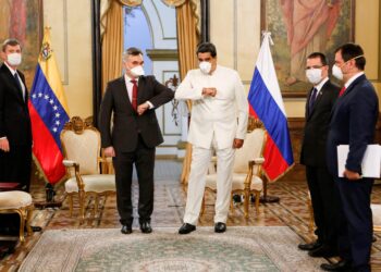 El embajador ruso, Sergei Melik-Bagdasarov y Nicolás Maduro. Foto @PresidencialVen