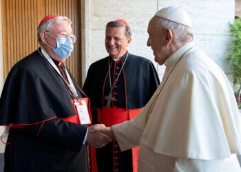 Foto de archivo del Cardenal Jean-Claude Hollerich saludando al Papa Francisco en el Vaticano.