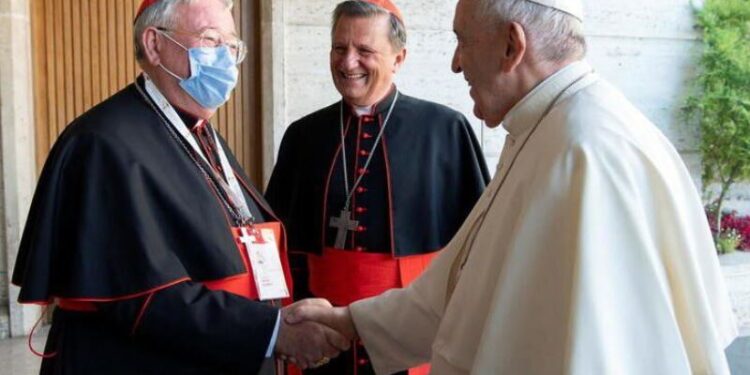 Foto de archivo del Cardenal Jean-Claude Hollerich saludando al Papa Francisco en el Vaticano.