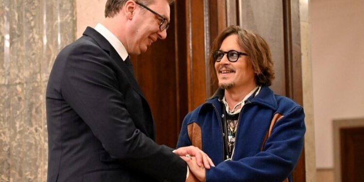 Johnny Depp y el presidente de Serbia Aleksandr Vucic. Foto agencias.