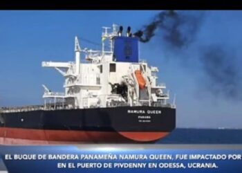 La embarcación granelera Namura Queen de bandera panameña, fue impactada por un misil en el Puerto Pivdenny en Odessa, Ucrania. Foto @AMP_Panama
