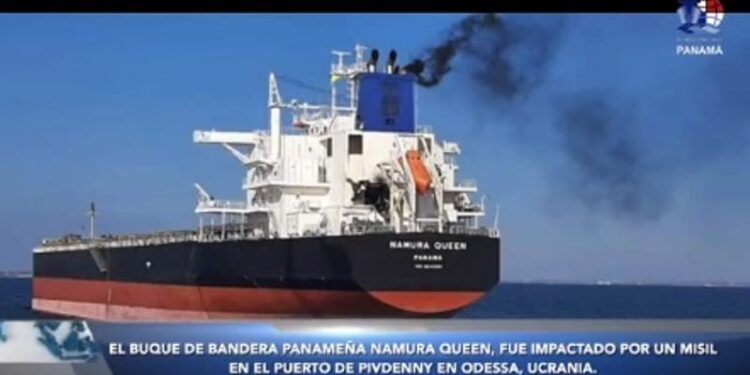 La embarcación granelera Namura Queen de bandera panameña, fue impactada por un misil en el Puerto Pivdenny en Odessa, Ucrania. Foto @AMP_Panama