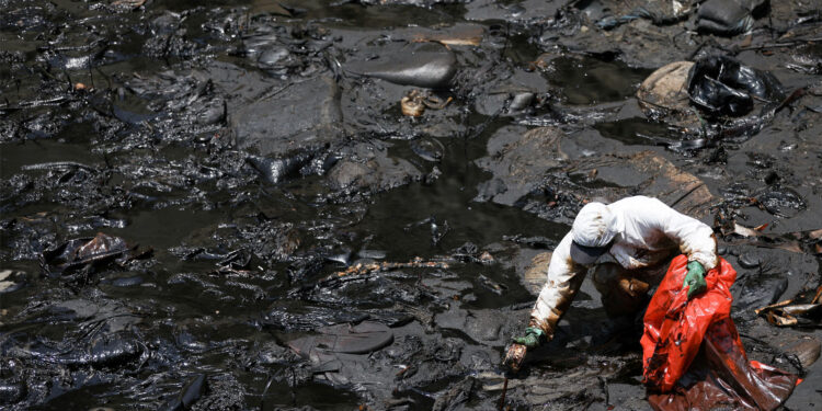 Repsol, derrame petrolero, Perú. Foto agencias.