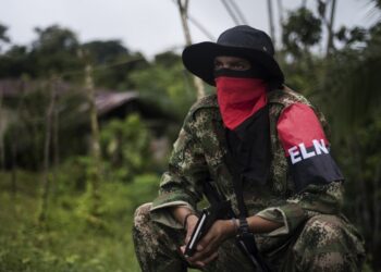 Uriel commander of the Western Front of War Omar Gomez of the National Liberation Army (ELN) guerrilla, during an interview with AFP in banks of the San Juan river, department of Choco, Colombia, on November 19, 2017. - Colombia's landmark peace deal with Marxist FARC rebels was supposed to mean peace for all but it has made little difference to indigenous and Afro-Colombian minorities, Amnesty International said on November 22, 2017. Although the agreement between the Colombian government and the FARC was signed, armed conflict is still very much the reality for millions across the country," said Salil Shetty, Secretary General at Amnesty International. (Photo by LUIS ROBAYO / AFP) / TO GO WITH AFP STORY
