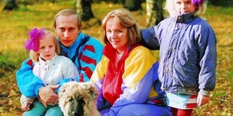 Vladimir Putin con su ex esposa, Ludmila, y sus hijas, Masha y Katia, la más pequeña, que nació en la RDA mientras él estaba en misión del KGB en Dresde. (Russian Archives. Zuma Wire. Shutterstock)