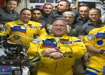 Cosmonautas rusos llegan a la Estación Espacial Internacional vistiendo los colores de la bandera de Ucrania. Foto captura de video.