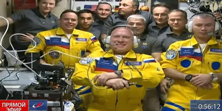 Cosmonautas rusos llegan a la Estación Espacial Internacional vistiendo los colores de la bandera de Ucrania. Foto captura de video.