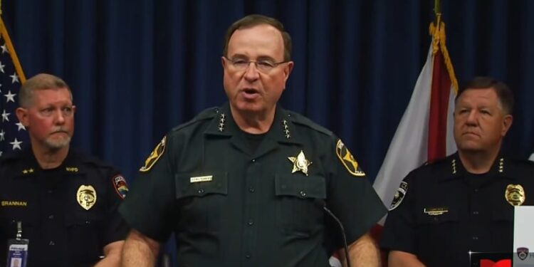 El alguacil del condado de Polk, Grady Judd, informó del arresto de 108 personas en Florida.( Captura de pantalla Telemundo )