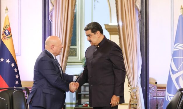 El fiscal de la Corte Penal Internacional (CPI), Karim Khan, se reunió en el Palacio de Miraflores con Nicolás Maduro, este 31 de marzo de 2022. Foto @PresidencialVen