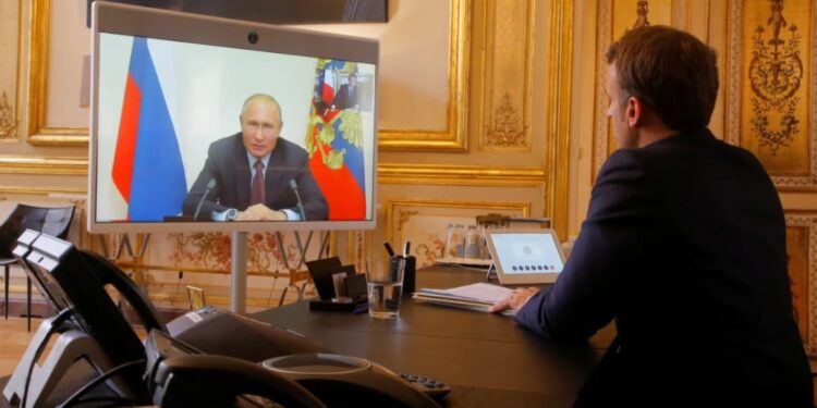 El presidente de Rusia Vladimir Putin y el Presidente de Francia, Emmanuel Foto agencias.