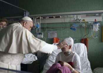Papa Francisco bendice a un niño ucraniano en el Hospital Pediátrico Bambino Gesù en Roma. Foto Vatican News