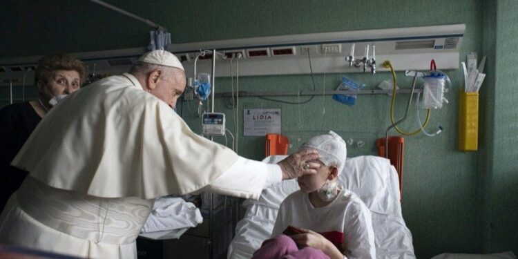 Papa Francisco bendice a un niño ucraniano en el Hospital Pediátrico Bambino Gesù en Roma. Foto Vatican News