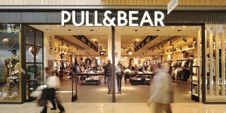 Pull & Bear. Foto de archivo.