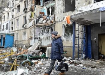 Un hombre sale de un edificio de apartamentos después de un bombardeo el día anterior en Járkiv el 8 de marzo. (Sergey Bobok/AFP/Getty Images)