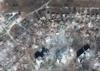 Una imagen satelital proporcionada por Maxar Technologies muestra edificios de apartamentos y casas dañados en Mariúpol, Ucrania, el martes 29 de marzo. (Maxar Technologies/AP)